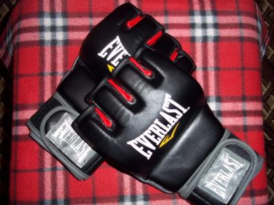 Лот: 6928719. Фото: 1. перчатки everlast. Спортивная символика и атрибутика