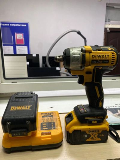 Лот: 25760933. Фото: 1. Аккумуляторный гайковерт dewalt... Электроинструмент