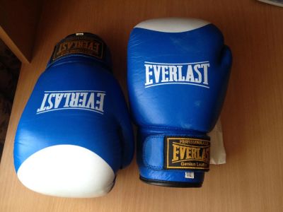 Лот: 6745881. Фото: 1. Перчатки боксерские everlast. Перчатки
