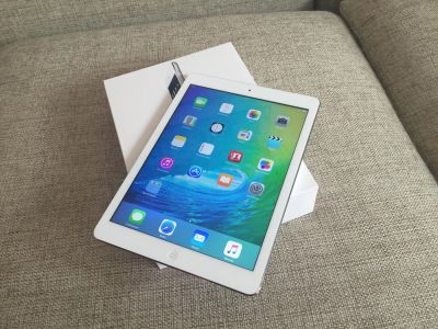 Лот: 5904615. Фото: 1. Белый IPad Air ( 64 Gb, WiFi... Планшеты