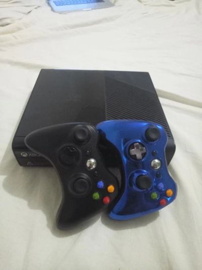 Лот: 9498695. Фото: 1. XBOX 360E 500GB, Два геймпада... Игровые приставки, консоли