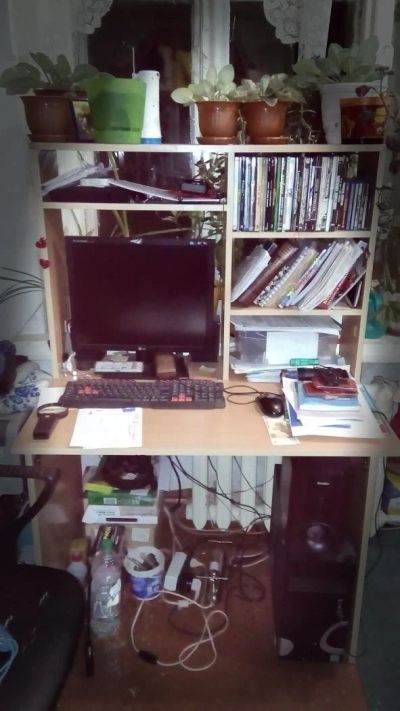 Лот: 10720483. Фото: 1. Небольшой вместительный компьютерный... Компьютерные и письменные столы