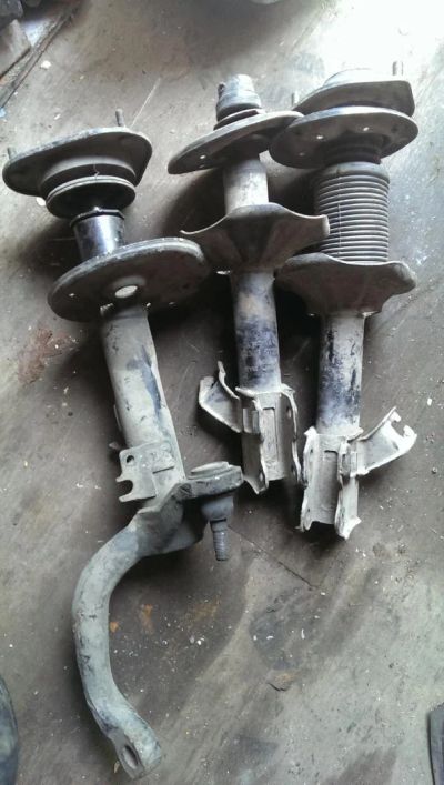 Лот: 4232993. Фото: 1. Стойки Nissan Bluebird U12. Ходовая, подвеска, рулевое управление