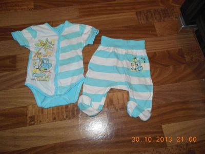 Лот: 3463615. Фото: 1. Комплект - бодик и ползунки, в... Костюмы, пиджаки, комбинезоны