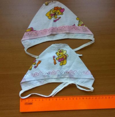 Лот: 9794278. Фото: 1. Два чепчика для новорожденных... Головные уборы
