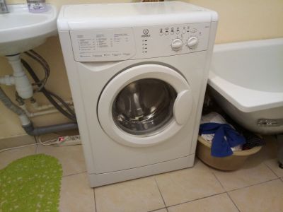 Лот: 11998096. Фото: 1. Стиральная машинка Indesit WISL... Стиральные машины