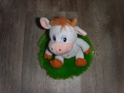 Лот: 5246304. Фото: 1. Игрушка "Корова на травке". Мягкие