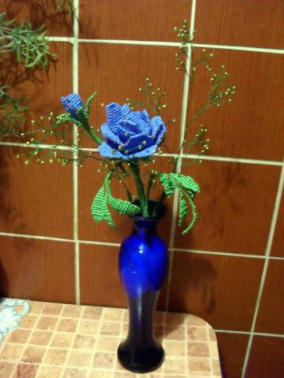 Лот: 6626647. Фото: 1. Голубая роза в вазе. Бисероплетение