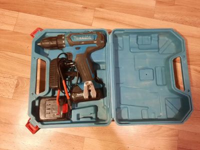Лот: 21781174. Фото: 1. Шуруповерт Makita, 2 батарейки... Электроинструмент