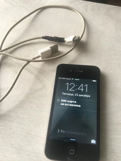 Лот: 8774811. Фото: 1. iPhone 4S 8Gb и провод. Смартфоны