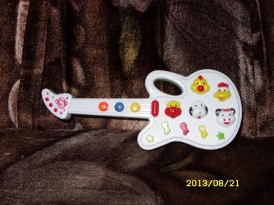 Лот: 3088225. Фото: 1. Маленькая гитара (см. другие лоты... Музыкальные