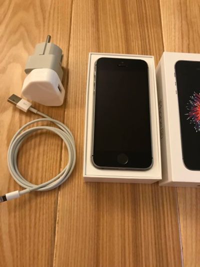 Лот: 10779326. Фото: 1. IPhone SE Space Grey 64 Gb На... Смартфоны