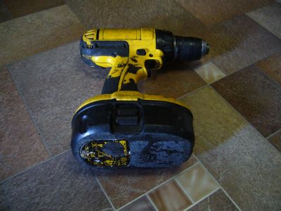 Лот: 11429557. Фото: 1. Шуруповёрт Dewalt повидавший жизнь. Электроинструмент