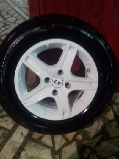 Лот: 6728095. Фото: 1. 4 колеса( белые) + резина bridgestone. Шины на дисках