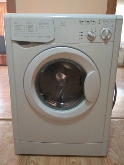 Лот: 12666026. Фото: 1. Узкая стиральная машина Indesit. Стиральные машины