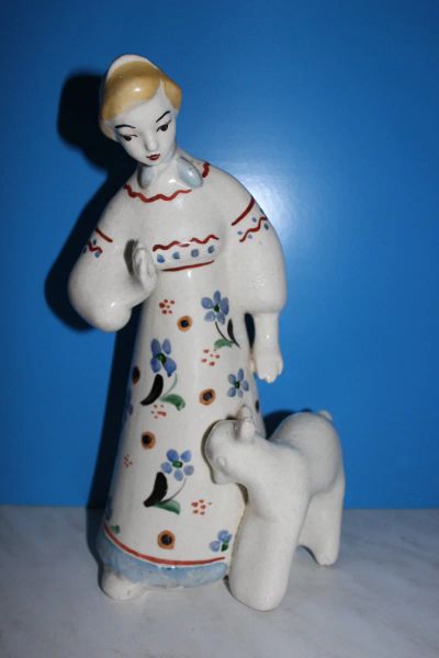Лот: 15324632. Фото: 1. Фаянсовая статуэтка Алёнушка с... Фарфор, керамика