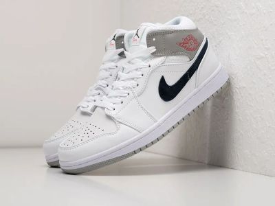 Лот: 20226549. Фото: 1. Кроссовки Nike Air Jordan 1 Mid. Кеды, кроссовки, слипоны