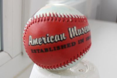 Лот: 10722322. Фото: 1. Мяч для бейсбола American Museum... Мячи, ракетки, шайбы, клюшки