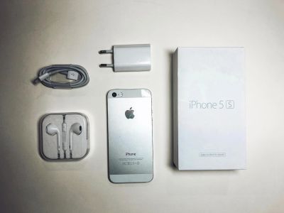 Лот: 15711017. Фото: 1. Apple iPhone 5s Silver 16GB б... Смартфоны