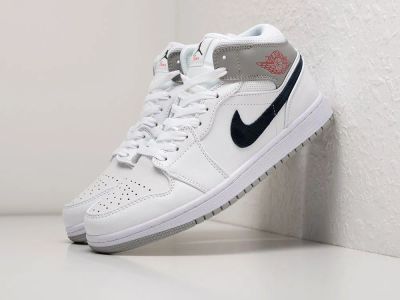 Лот: 20226550. Фото: 1. Кроссовки Nike Air Jordan 1 Mid... Кеды, кроссовки, слипоны