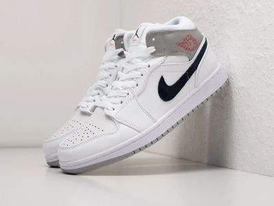 Лот: 20226553. Фото: 1. Кроссовки Nike Air Jordan 1 Mid... Кеды, кроссовки, слипоны