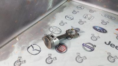 Лот: 23584421. Фото: 1. Поршень с шатуном Nissan Presea... Двигатель и элементы двигателя