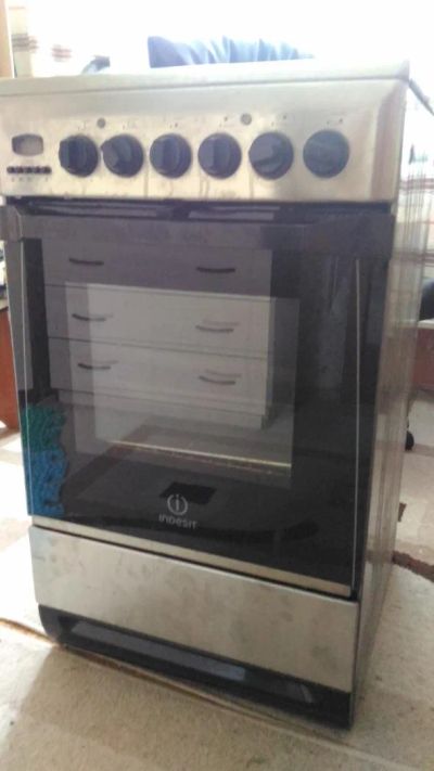 Лот: 8423042. Фото: 1. Плита Indesit, разбита одна конфорка. Плиты, духовые шкафы, варочные поверхности