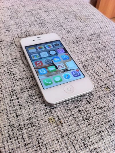 Лот: 8789395. Фото: 1. iphone 4 белый. Смартфоны