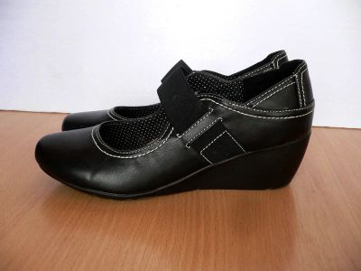 Лот: 6035904. Фото: 1. Туфли новые на удобной танкетке... Туфли
