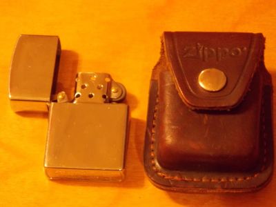 Лот: 7061100. Фото: 1. Зажигалка Zippo с чехлом (кожа... Зажигалки, спички, пепельницы