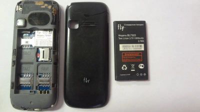 Лот: 8818077. Фото: 1. Сотовый телефон Fly TS107 (3 сим... Кнопочные мобильные телефоны