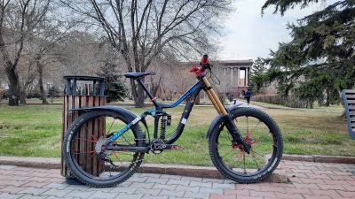 Лот: 19260572. Фото: 1. Дербан Giant glory 2016 00 DH. Велосипеды