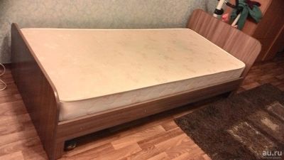 Лот: 9966727. Фото: 1. кровать с матрасом б/у, 90см на... Кровати
