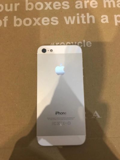 Лот: 10090409. Фото: 1. iPhone 5 32GB White + Чехол. Смартфоны