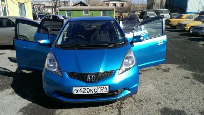Лот: 3867484. Фото: 1. Honda fit 2008 + музыка + комплект... Автомобили
