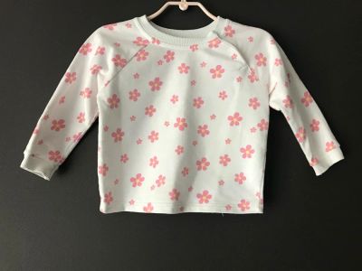 Лот: 9952606. Фото: 1. Детская кофта в цветочек. Свитера, худи, толстовки