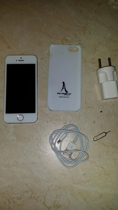 Лот: 4849662. Фото: 1. Продам iPhone 5s 16Gb, silver... Смартфоны