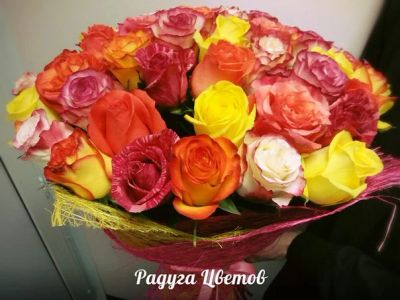 Лот: 6523137. Фото: 1. Букет из 35 роз в красивой упаковке... Свежие цветы