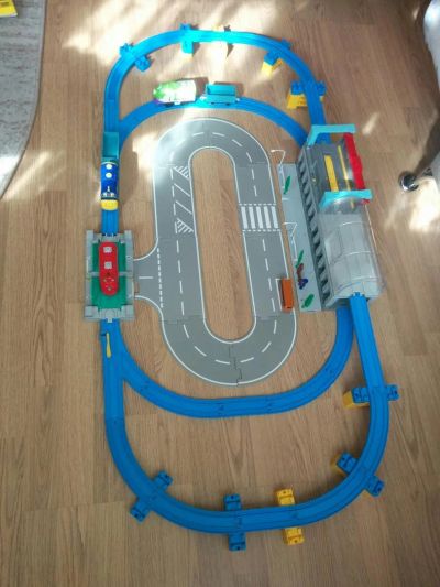 Лот: 11589157. Фото: 1. Железная дорога TOMY + паровозики... Конструкторы
