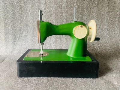 Лот: 25526266. Фото: 1. Детская швейная машинка СССР. Игрушки