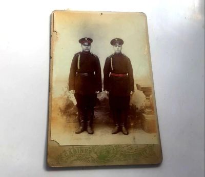 Лот: 12147507. Фото: 1. Старинная фотография двух военных... Фотографии