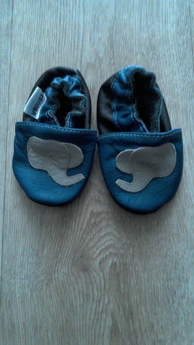 Лот: 7564179. Фото: 1. Тапочки кожаные для малышей. Домашняя обувь