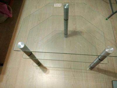 Лот: 14411402. Фото: 1. Тумба стеклянная под ТВ или что... Стойки и тумбы для аппаратуры