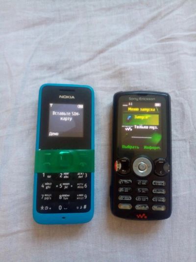 Лот: 11039493. Фото: 1. Sony Ericsson W200i + Nokia 105... Кнопочные мобильные телефоны