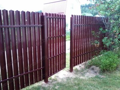 Лот: 8212152. Фото: 1. Забор с калиткой из металлоштакетника... Ворота, заборы, шлагбаумы