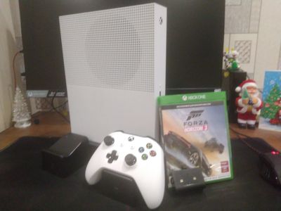 Лот: 17099802. Фото: 1. Xbox ONE S + подставка + игра. Консоли