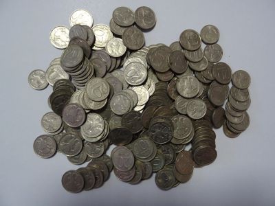 Лот: 14940812. Фото: 1. 1 килограмм монет - 10 и 20 рублей... Россия после 1991 года
