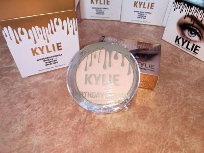 Лот: 9514344. Фото: 1. Пудра KYLIE. Макияж