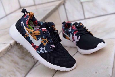 Лот: 10915570. Фото: 1. Кроссовки женские Nike ROSHE RUN... Кеды, кроссовки, слипоны