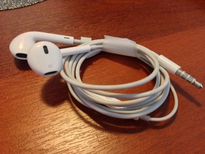 Лот: 3100250. Фото: 1. Apple EarPods with remote and... Красноярск